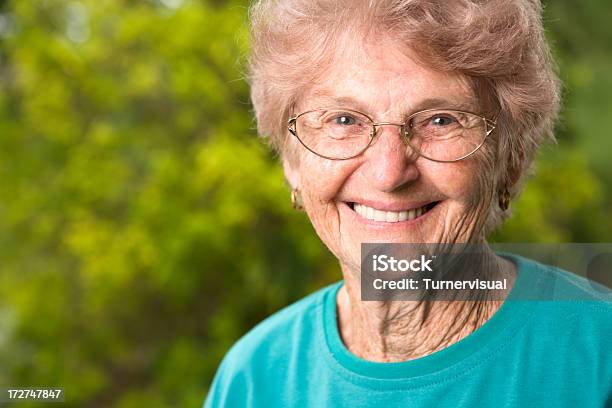 Нанна — стоковые фотографии и другие картинки Бабушка - Бабушка, Работать в саду, 65-69 лет