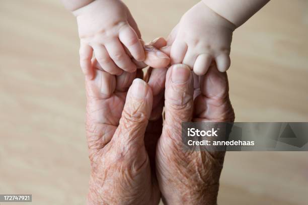 Acercarse A Través De Los Años Foto de stock y más banco de imágenes de Bebé - Bebé, Mano humana, Familia multigeneracional