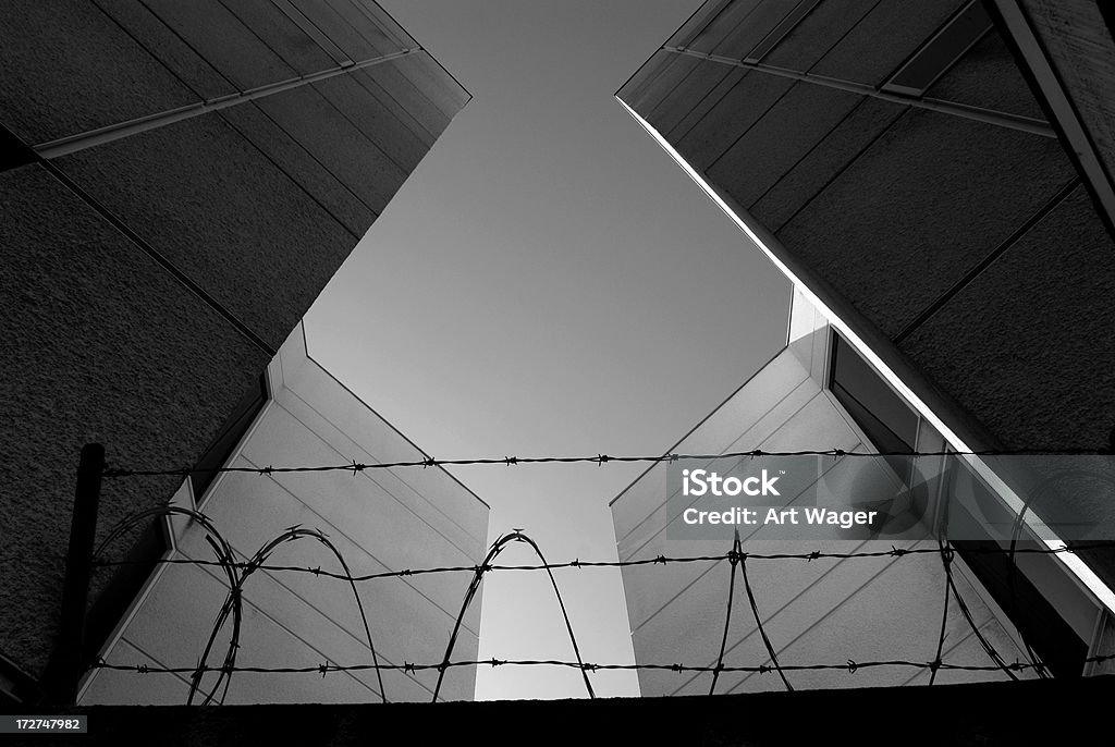Betonowy więzienia i Drut ostrzowy - Zbiór zdjęć royalty-free (Ośrodek odosobnienia)