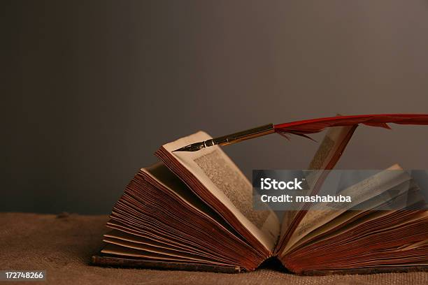 Старая Книга — стоковые фотографии и другие картинки Антиквариат - Антиквариат, Бумага, Высокая печать
