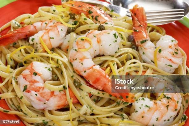 Linguine Con Camarones Y Alcaparras Foto de stock y más banco de imágenes de Alcaparra - Alcaparra, Camarón - Marisco, Cena