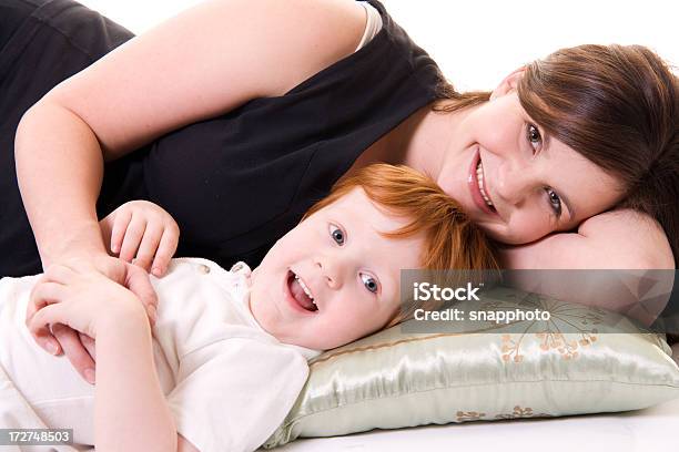 Madre E Figlio - Fotografie stock e altre immagini di Abbracciare una persona - Abbracciare una persona, Adulto, Allegro