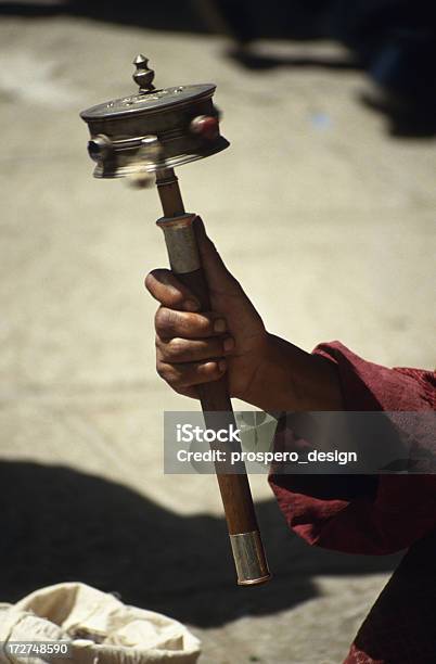 Tibetano Segurando Uma Roda De Oração - Fotografias de stock e mais imagens de Budismo - Budismo, Budismo Tibetano, Conceito