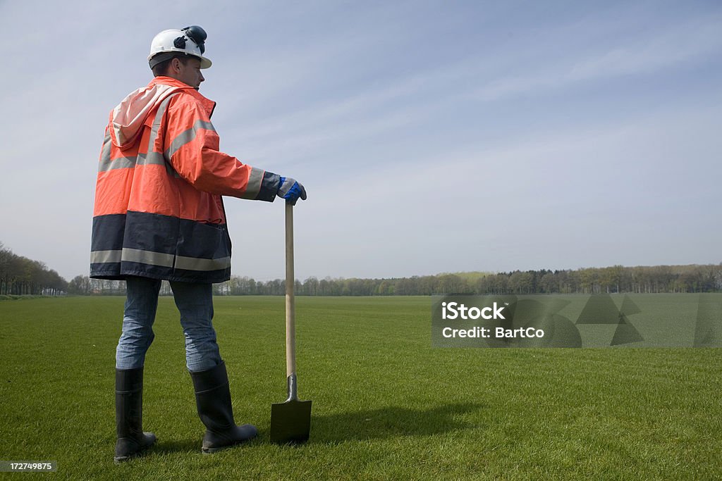 Junge Bauarbeiter, die an einer Feuerstelle - Lizenzfrei Feld Stock-Foto