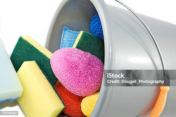 Foto de Colorido Suprimentos De Limpeza e mais fotos de stock de Afazeres Domésticos - Afazeres Domésticos, Balde, Bom Bril