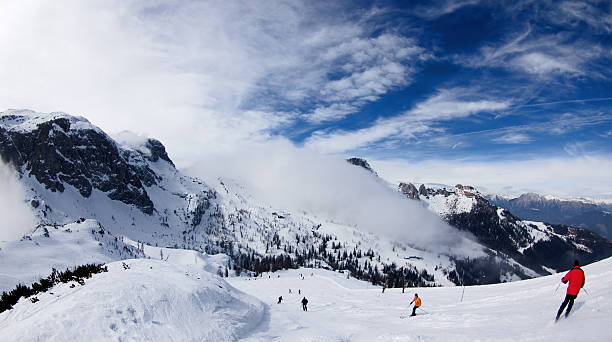 스키타기 - ski resort winter sport apres ski ski slope 뉴스 사진 이미지