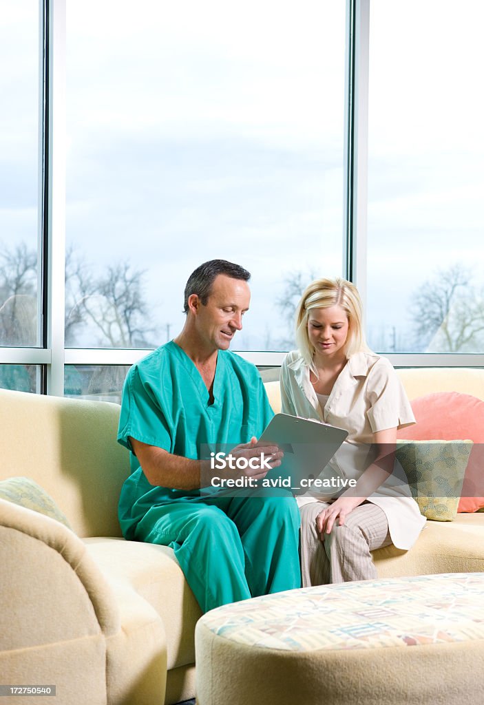 Medical Spa-assistente médico e consultoria no Lounge - Foto de stock de Profissional de enfermagem royalty-free