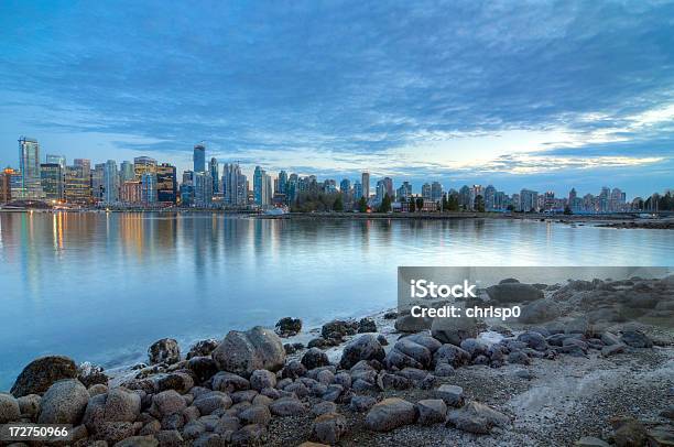 Ванкувер Skyline В Сумерках — стоковые фотографии и другие картинки Архитектура - Архитектура, Башня, Бизнес-центр