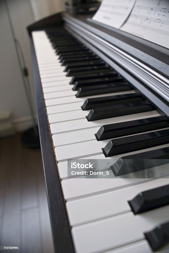 Camera con pianoforte - Foto stock royalty-free di Pianoforte