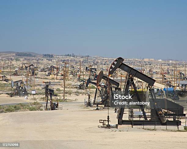 Foto de Dos Campos Petrolíferos Na Califórnia Com Vários Boca De Poço Bombas e mais fotos de stock de Sonda Petrolífera