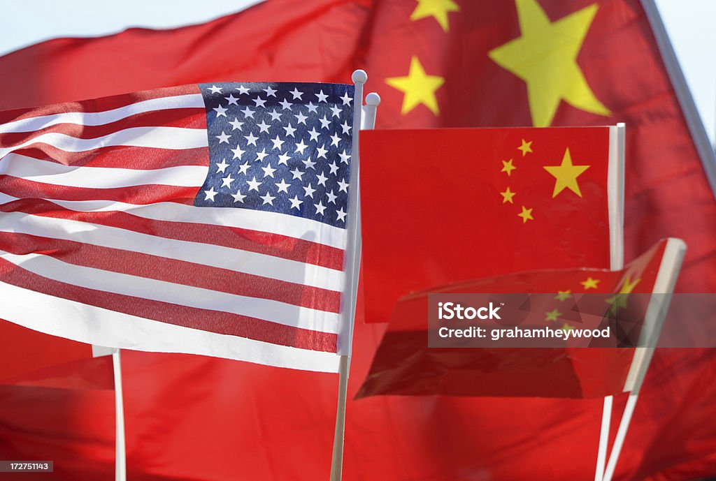 Bandeiras americanas e chinês - Foto de stock de As Américas royalty-free