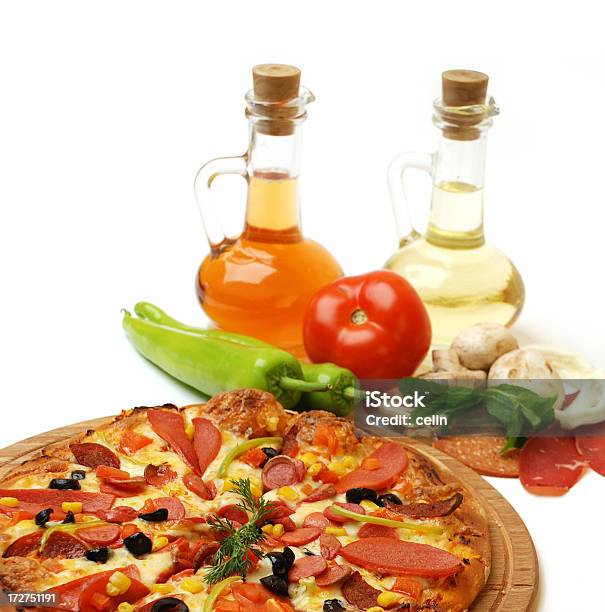 Пицца С Ингредиентами — стоковые фотографии и другие картинки Белый фон - Белый фон, Вертикальный, Вредное питание