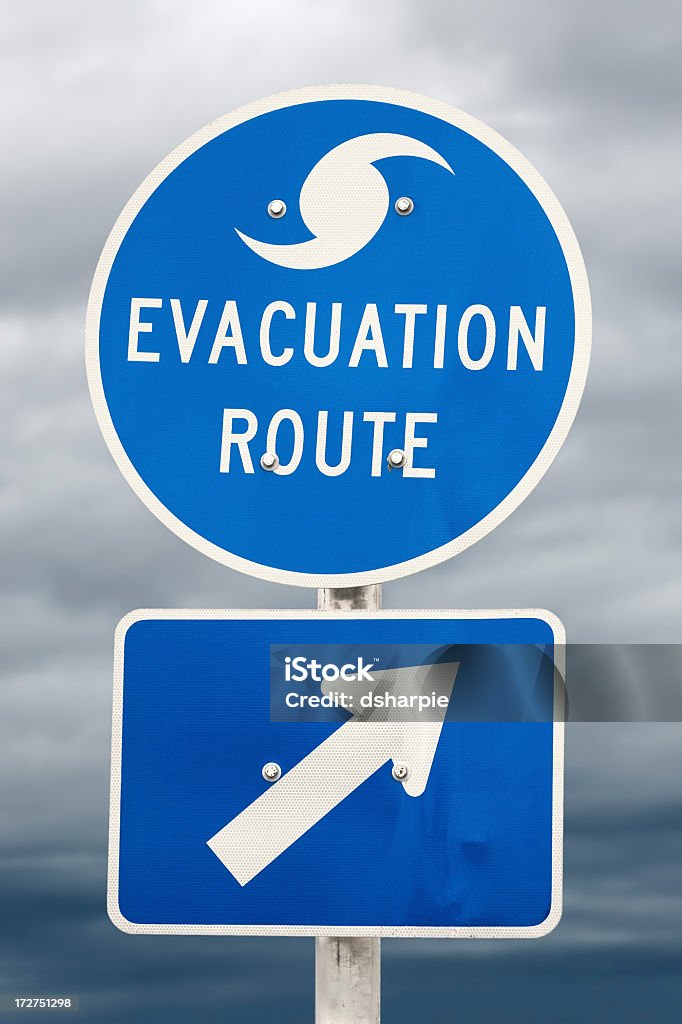 ハリケーン避難ルートの道路標識-暗い雲 - カラー画像のロイヤリティフリーストックフォト