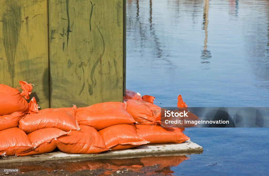 Sandsäcken zurückhalten sich durch Wasser - Lizenzfrei Sandsack - BOS-Ausrüstung Stock-Foto