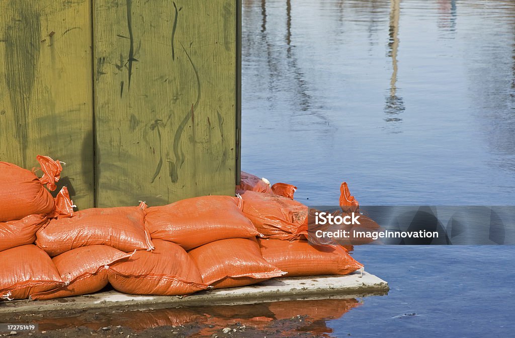 Los sacos de arena vergüenza aumento de difusión aguas - Foto de stock de Inundación libre de derechos