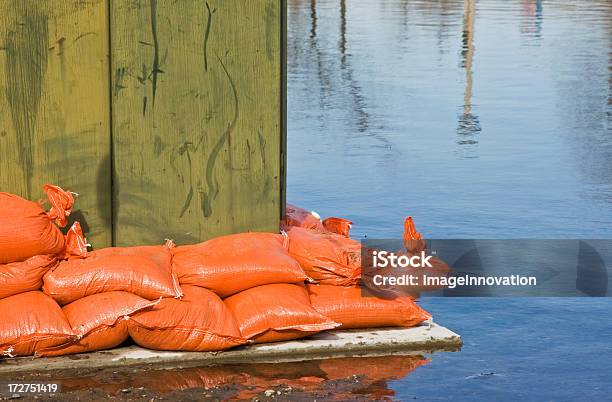 Sandbags Wstrzymania Powstanie Powodzi Wody - zdjęcia stockowe i więcej obrazów Powódź - Powódź, Worek z piaskiem, Barykada