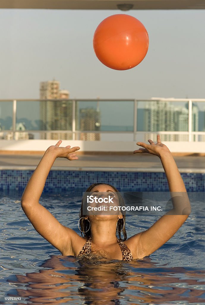 Jogar bola na piscina - Royalty-free 20-24 Anos Foto de stock