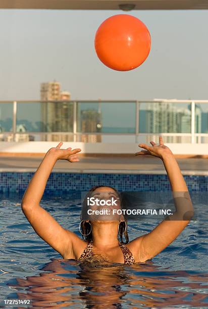 Jogar Bola Na Piscina - Fotografias de stock e mais imagens de 20-24 Anos - 20-24 Anos, 20-29 Anos, Adulto