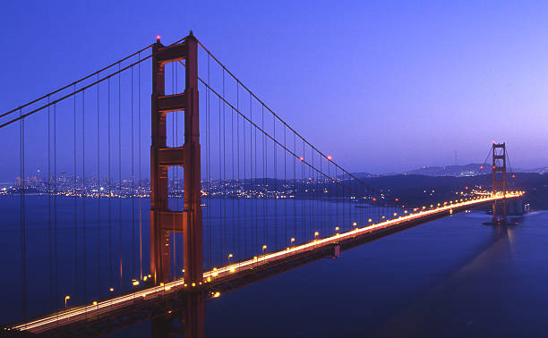 golden gate-brücke in der abenddämmerung - san francisco county suspension bridge cityscape marin tower stock-fotos und bilder