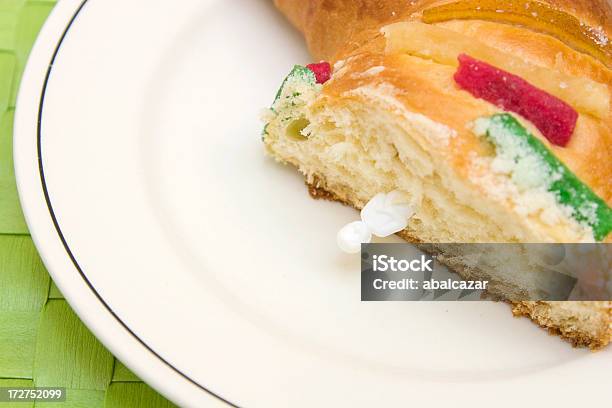 Roscón De Reyes Rosca De Reyes Foto de stock y más banco de imágenes de Roscón de Reyes - Roscón de Reyes, Muñeca - Juguete, Sorpresa