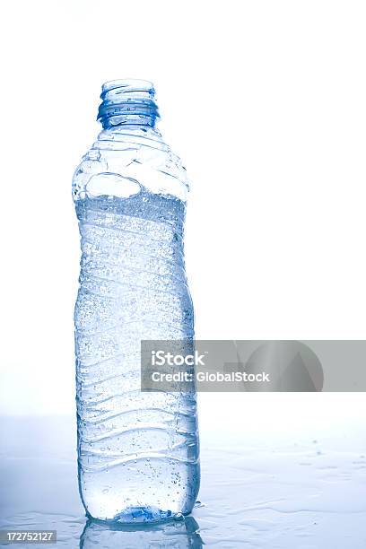 Nahaufnahme Einer Flasche Wasser Stockfoto und mehr Bilder von Glas - Glas, Kälte, Trinkglas