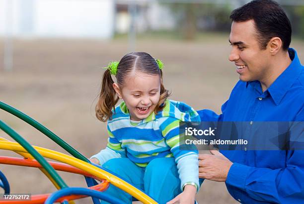 Pai E Filha Jogando - Fotografias de stock e mais imagens de Adulto - Adulto, Ao Ar Livre, Aprender