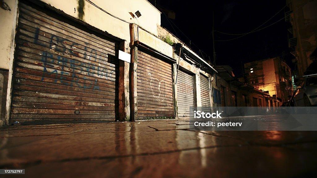 Escuro alley - Foto de stock de Sujo royalty-free