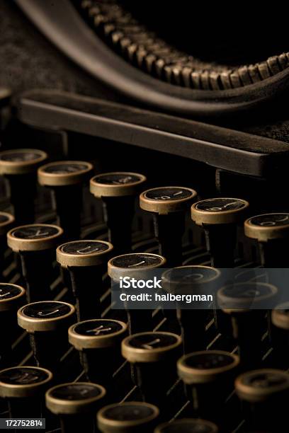 Teclado De Máquina De Escrever Macro - Fotografias de stock e mais imagens de Alfabeto - Alfabeto, Alta Sociedade, Antiguidade