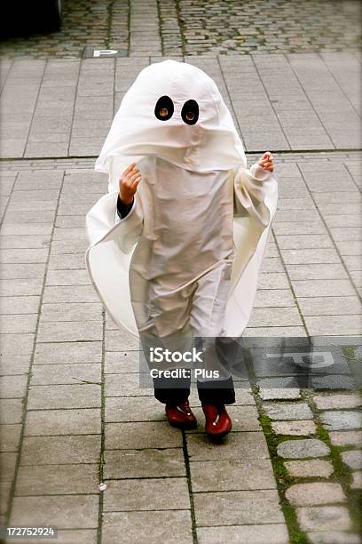 Spooky Disfrazar Foto de stock y más banco de imágenes de Fantasma - Fantasma, Disfraz, Halloween