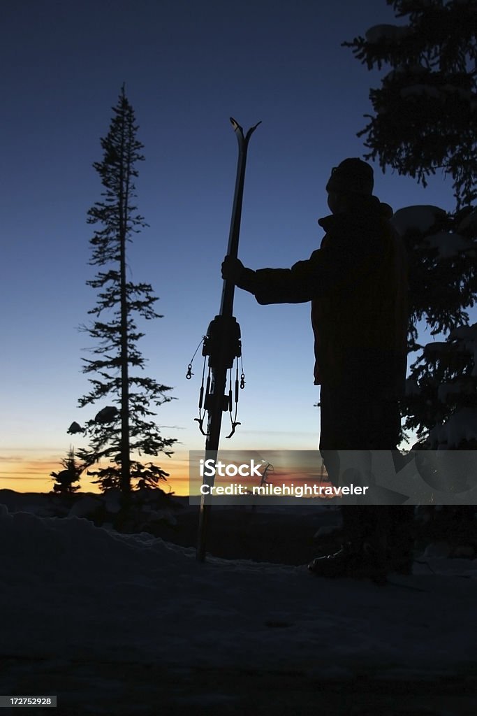 Tramonto silhouette di telemark backcounty con alberi di sci da neve - Foto stock royalty-free di Cielo