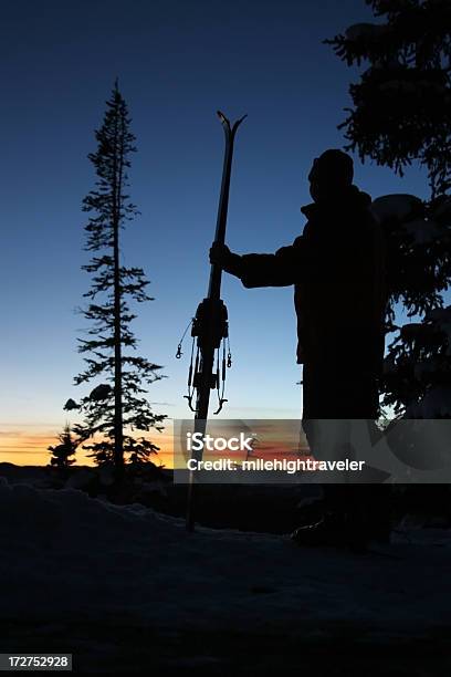 Tramonto Silhouette Di Telemark Backcounty Con Alberi Di Sci Da Neve - Fotografie stock e altre immagini di Cielo