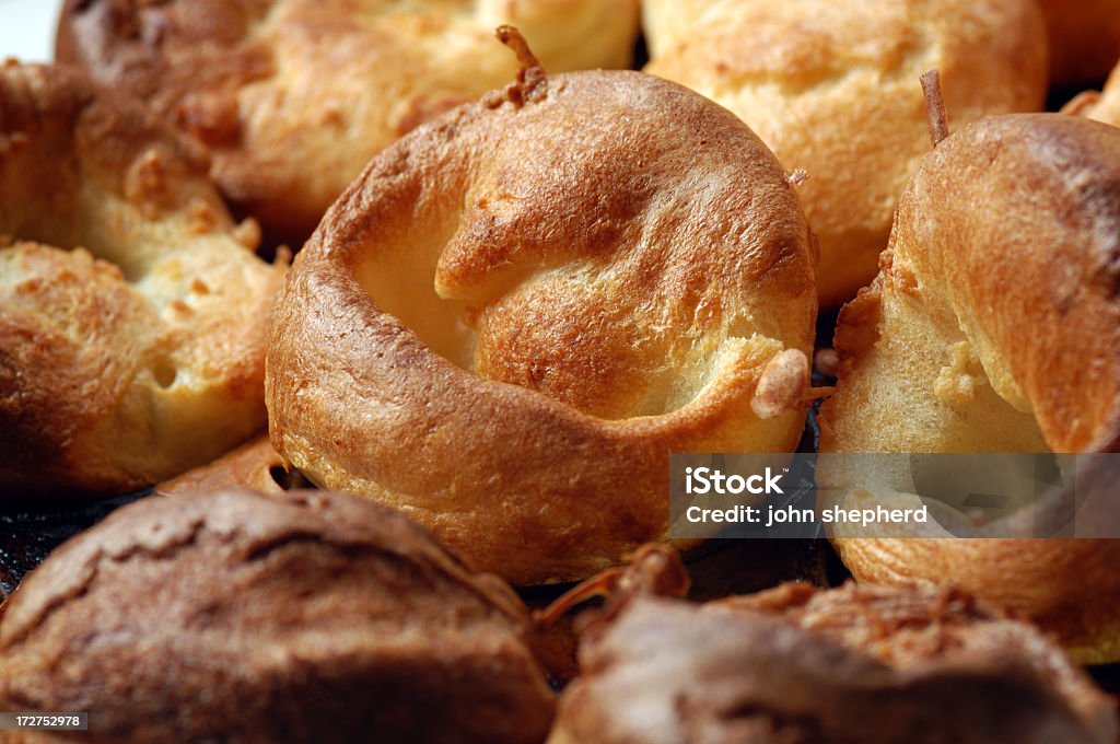 Appena sfornato yorkshire budini. - Foto stock royalty-free di Yorkshire pudding