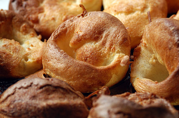 świeżo pieczone yorkshire puddingi - yorkshire pudding zdjęcia i obrazy z banku zdjęć