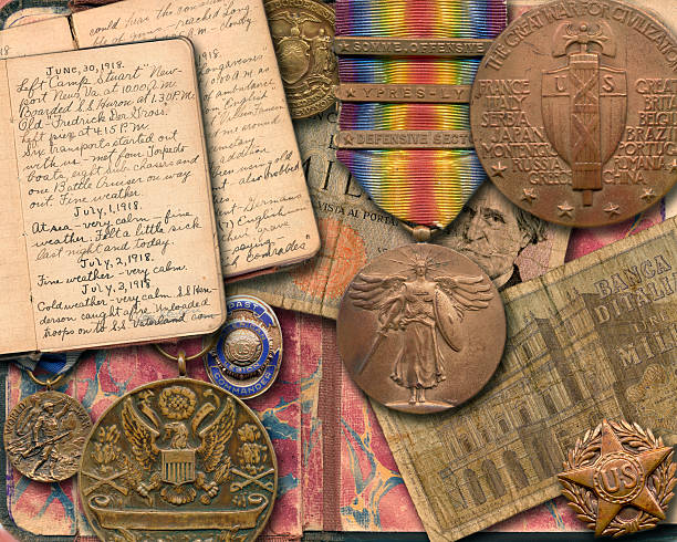 война памятные вещи - brooch gold jewelry old fashioned стоковые фото и изображения