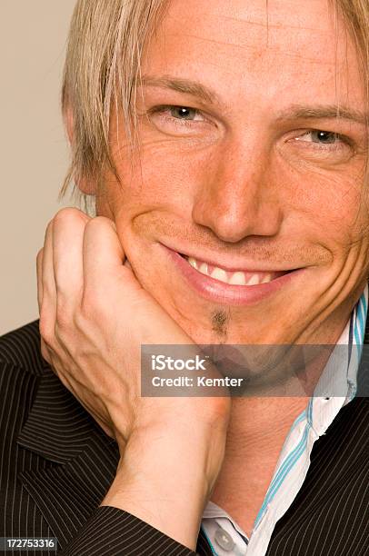 Hombre Sonriente Cerca Foto de stock y más banco de imágenes de 20 a 29 años - 20 a 29 años, 25-29 años, 30-34 años