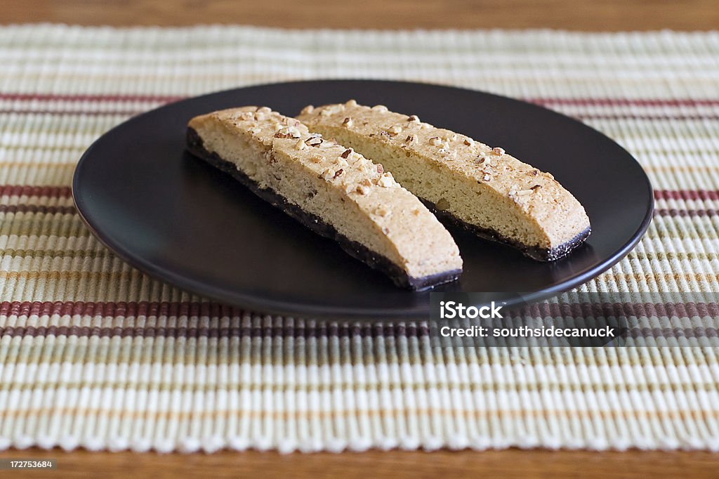 Biscotti biscuits auf einer schwarzen Platte - Lizenzfrei Biscotti Stock-Foto