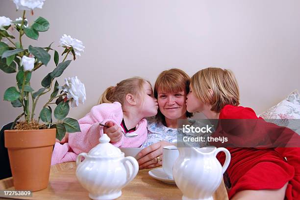 Madres Díadesayuno En La Cama Y Besos Foto de stock y más banco de imágenes de 30-34 años - 30-34 años, 35-39 años, 4-5 años