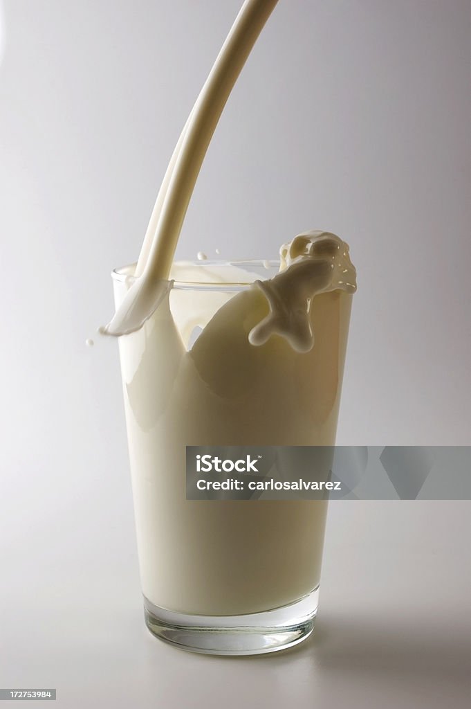 Verter o leite - Royalty-free Alimentação Saudável Foto de stock