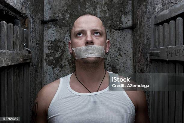 Foto de Voiceless Prisioneiro e mais fotos de stock de Adulto - Adulto, Anti-higiênico, Apavorado