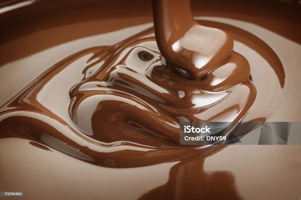 Ленты melted chocolate, выливаются - Стоковые фото Шоколад роялти-фри