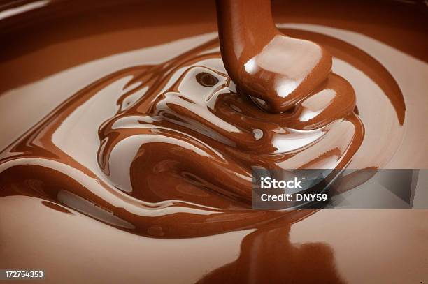 Ленты Melted Chocolate Выливаются — стоковые фотографии и другие картинки Шоколад - Шоколад, Таять, Закрученный