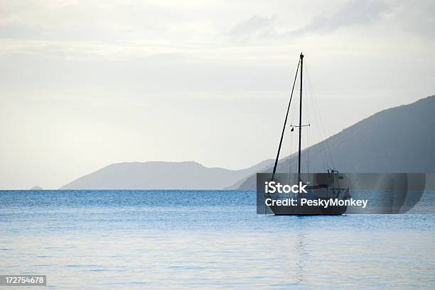 Силуэт Приходите Sail Away Парусная Лодка В Спокойном Остров Харбор — стоковые фотографии и другие картинки Стоять на якоре