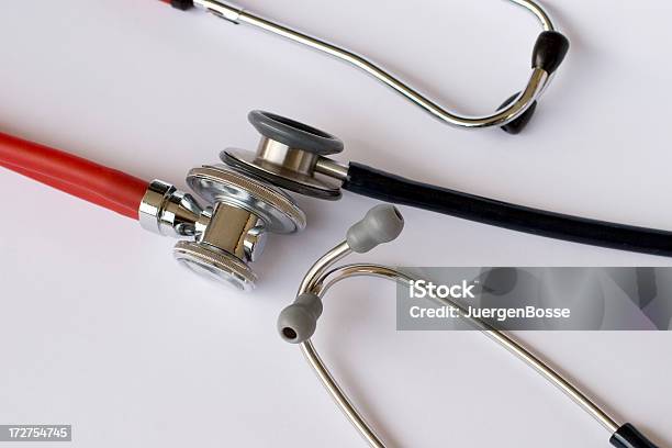 Stethoscopes Stockfoto und mehr Bilder von Ausrüstung und Geräte - Ausrüstung und Geräte, Extreme Nahaufnahme, Fotografie