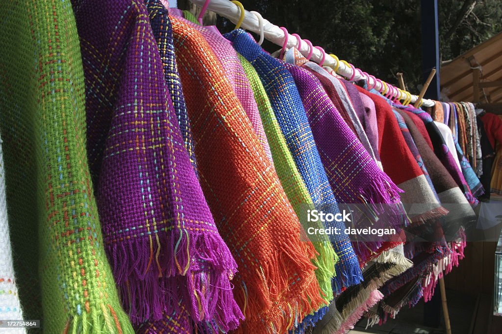 Chinois traditionnel des vêtements colorés en vente - Photo de Beauté libre de droits