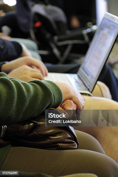 Foto de Pacientemente À Espera e mais fotos de stock de Bolsa de mão - Bolsa de mão, Mãos Juntas, Aeroporto