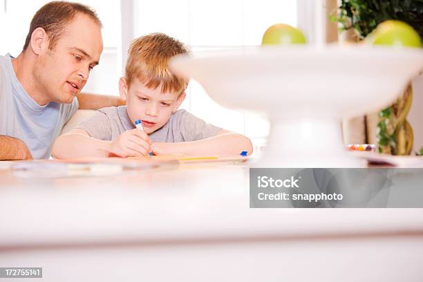 Ayuda Con La Tarea Foto de stock y más banco de imágenes de Adulto - Adulto, Amor - Sentimiento, Ayuda