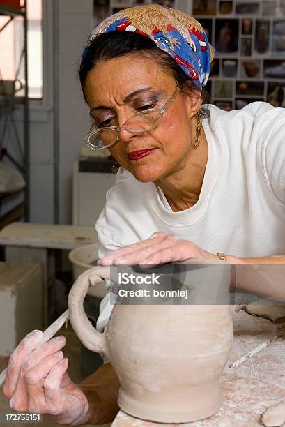 Creazione Di Prodotti In Ceramica - Fotografie stock e altre immagini di Scultore - Scultore, Donne mature, Occhiali da vista