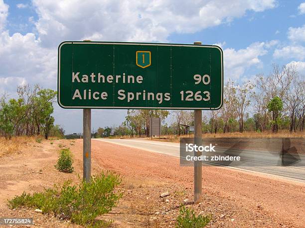 Foto de Australian Sinal De Estrada e mais fotos de stock de Alice Springs - Alice Springs, Austrália, Placa de estrada