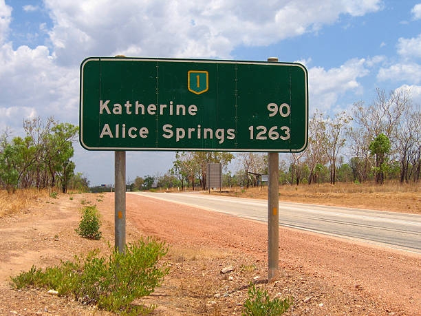 австралийский дорожный знак - katherine стоковые фото и изображения