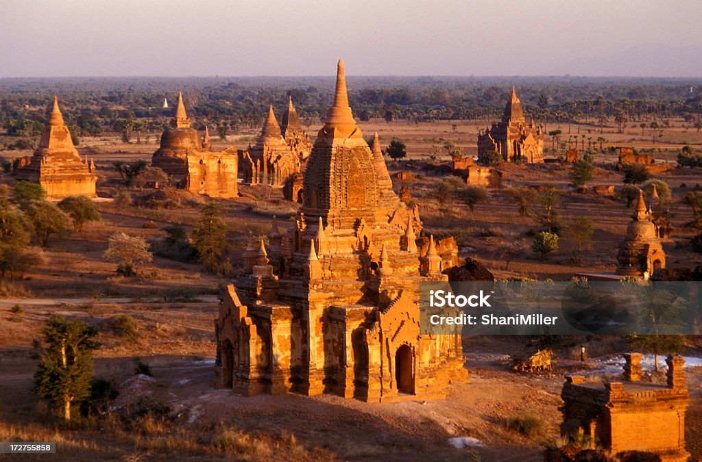 Pôr do sol em Bagan - Foto de stock de Arqueologia royalty-free